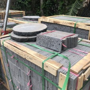 Đá ong đen xám ghép ốp tường, lát nền, trang trí sân cổng, tường rào